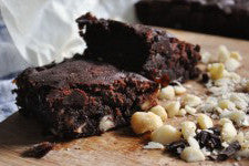 Honey Brownies with extra-dark chocolate and Macadamia nuts