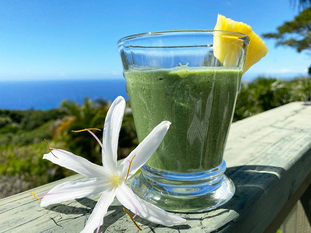 Hawaiian green smoothie with honey