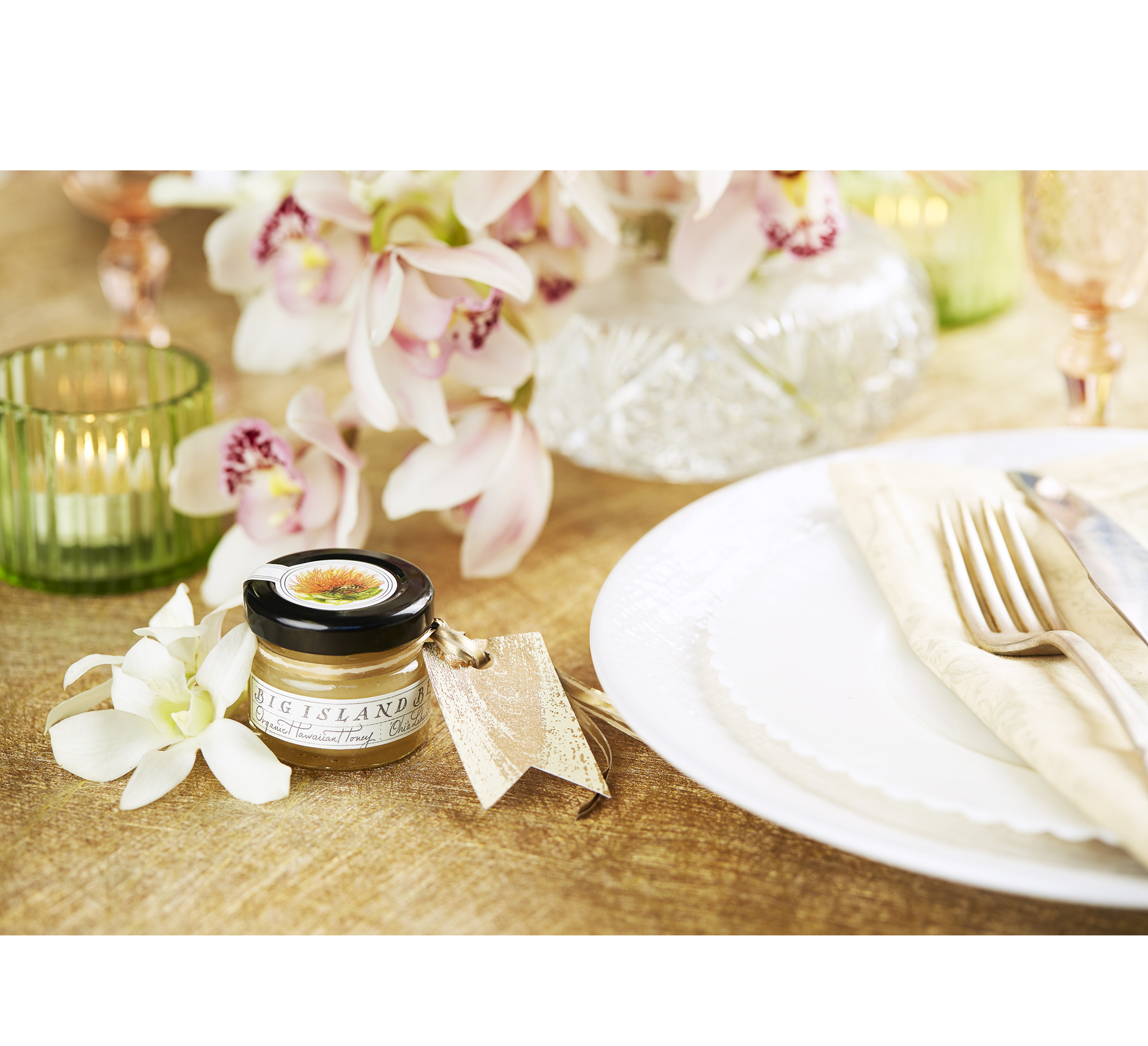 sweet wedding favors honey jar at place setting